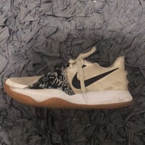 Kyrie 4 lows -white black color way